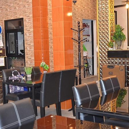 Baanpin Hotel & Cafe Bangkok Exterior photo